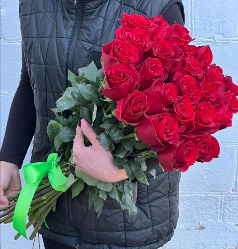 "Севилья"- букет из красных роз с доставкой по городу по Грязовцу